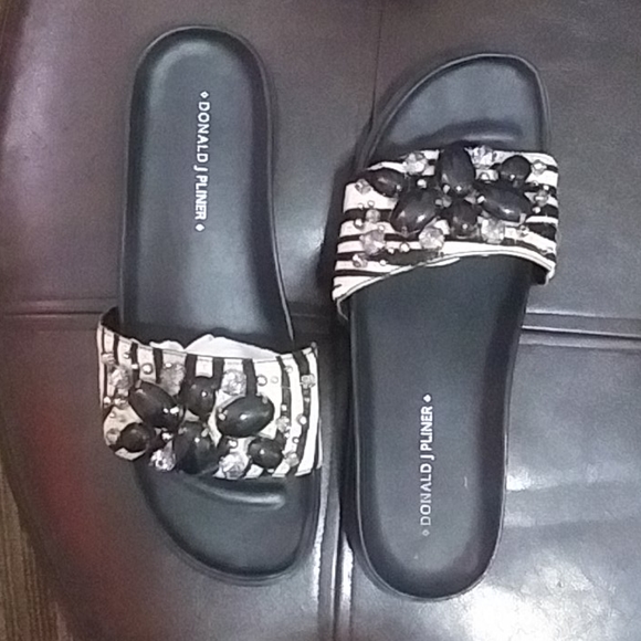 donald pliner leanne sandal